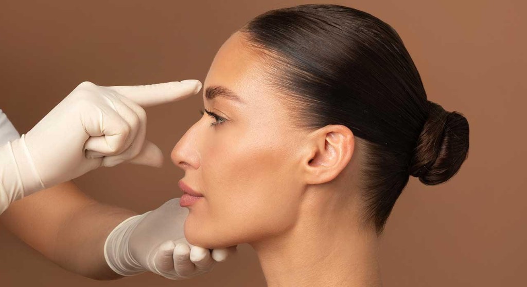 Évaluation du profil nasal en consultation — examen clinique avant rhinoplastie
